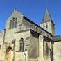 Saint-Pierre-Le-Moûtier : L'église Saint-Pierre. La structure générale de l'église correspond à celle qui fut construite au cours du XIIe siècle. Elle constitue la trame de la nef, du choœur, de l'abside, et de la nef collatérale sud.     La partie nord d
